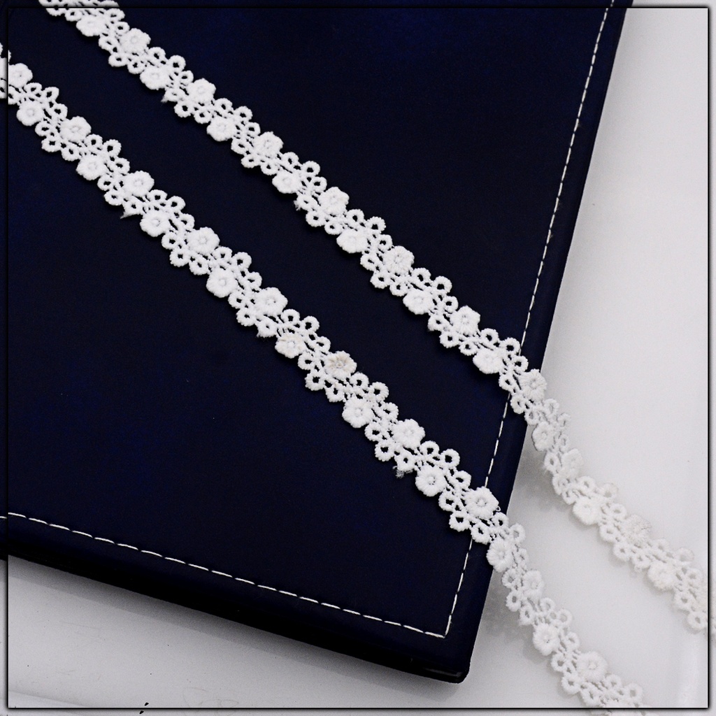 One Side Border Shuttle Lace