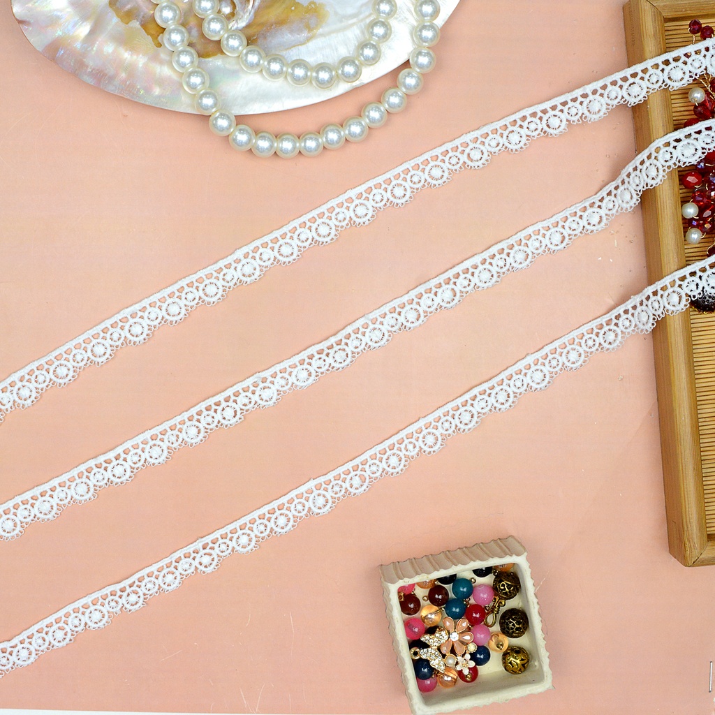 One Side Border Shuttle Lace