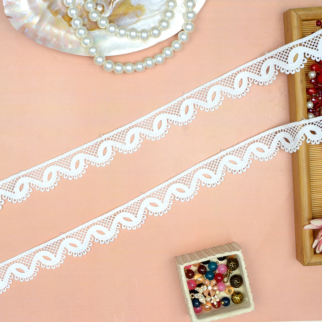 One Side Border Shuttle Lace