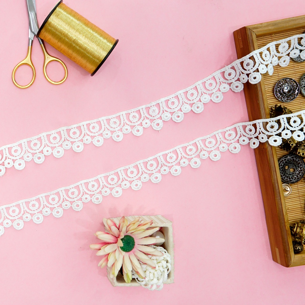 One Side Border Shuttle Lace
