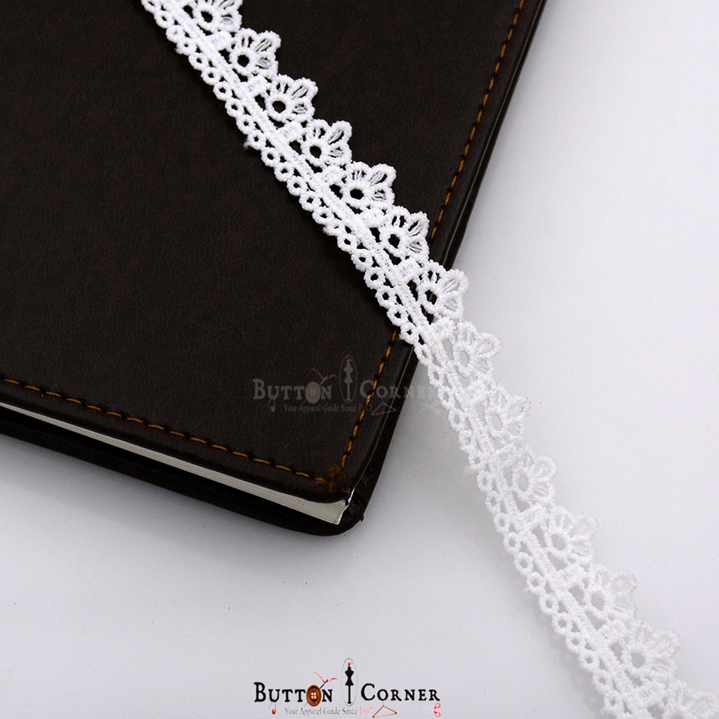 One Side Border Shuttle Lace