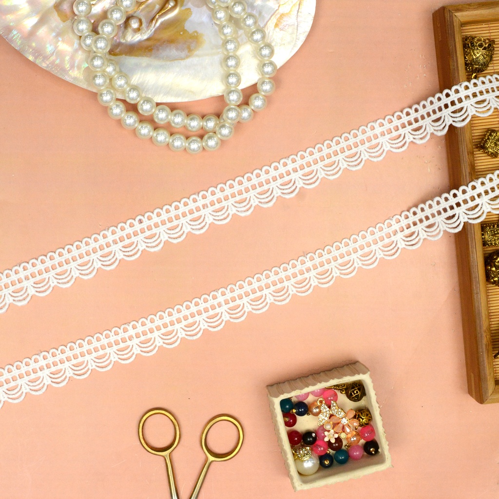 One Side Border Shuttle Lace