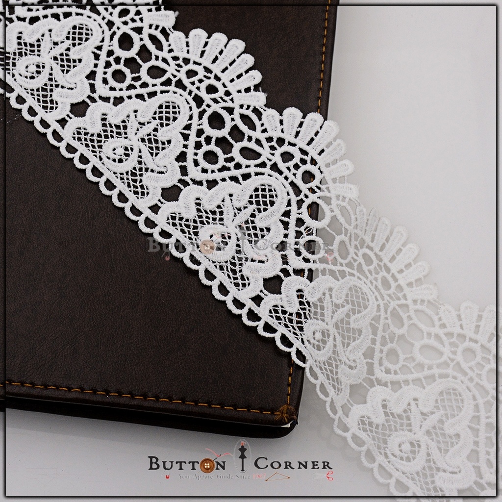 One Side Border Shuttle Lace