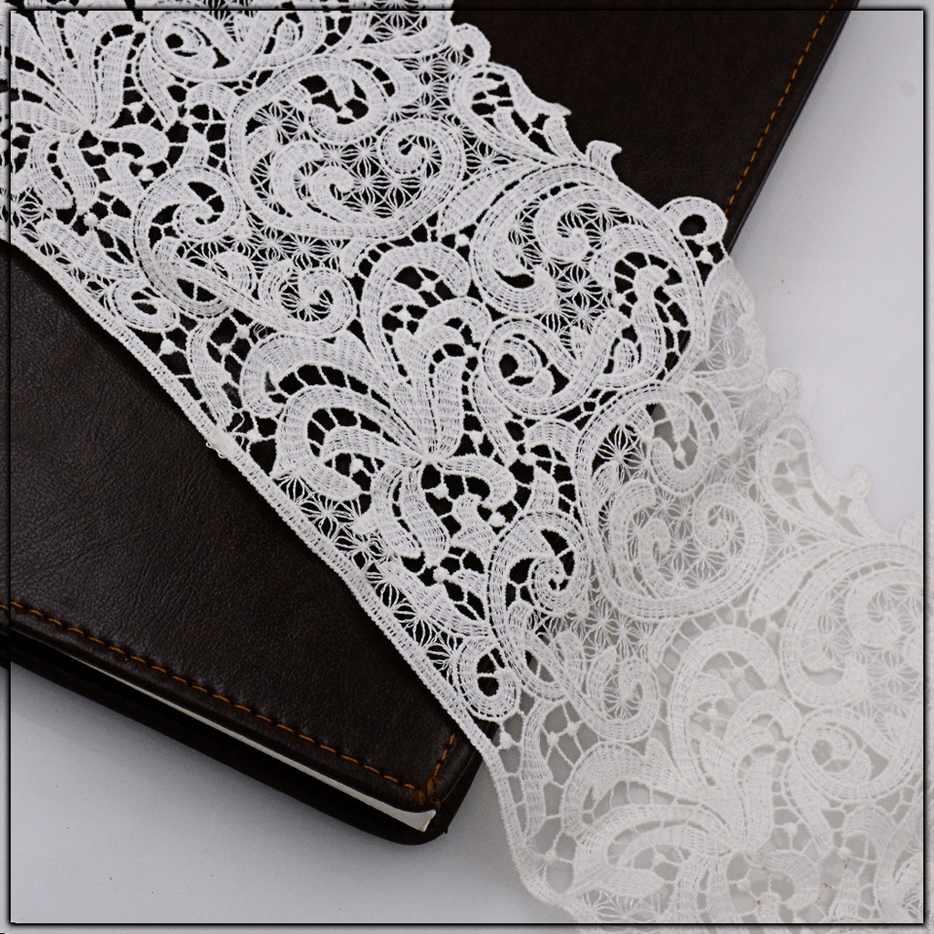 One Side Border Shuttle Lace