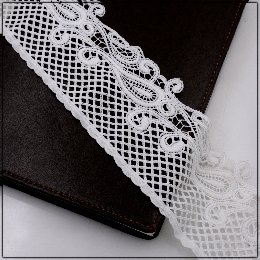 One Side Border Shuttle Lace