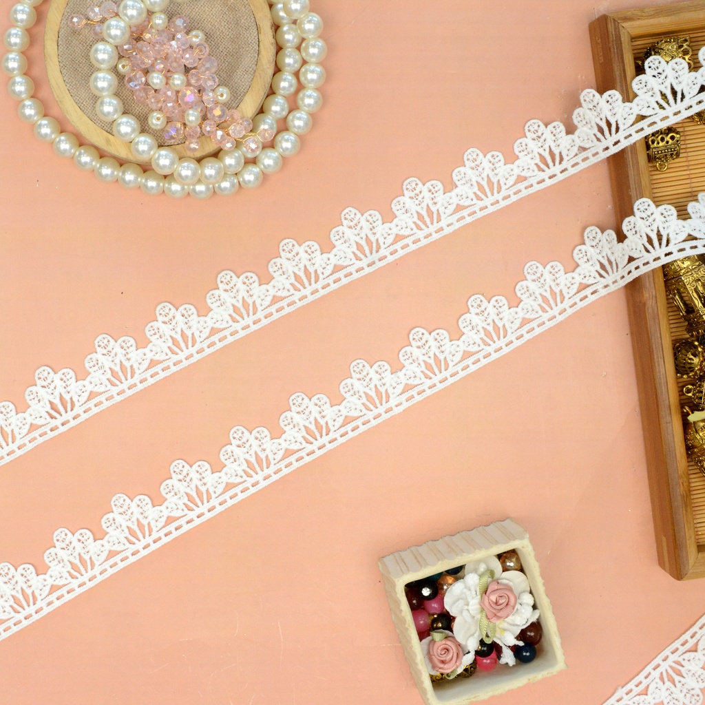 One Side Border Shuttle Lace