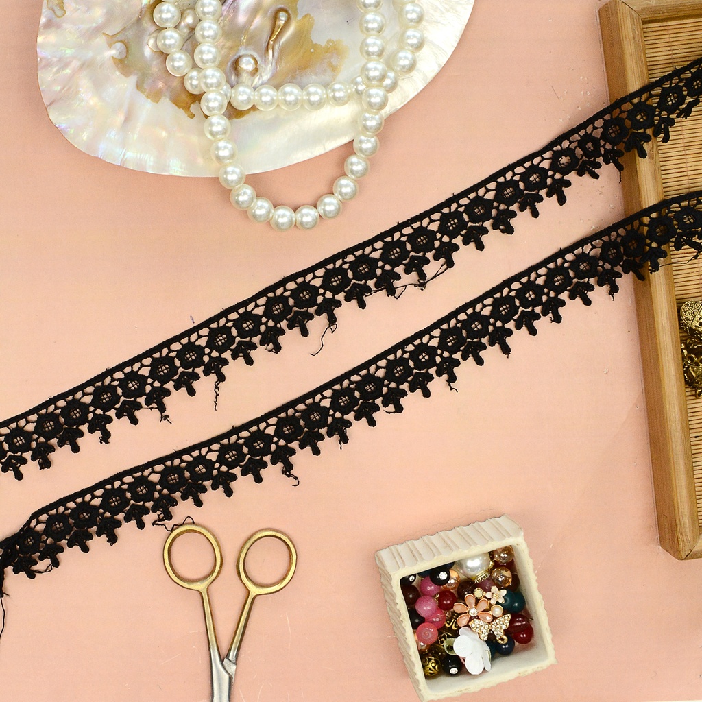 One Side Border Shuttle Lace