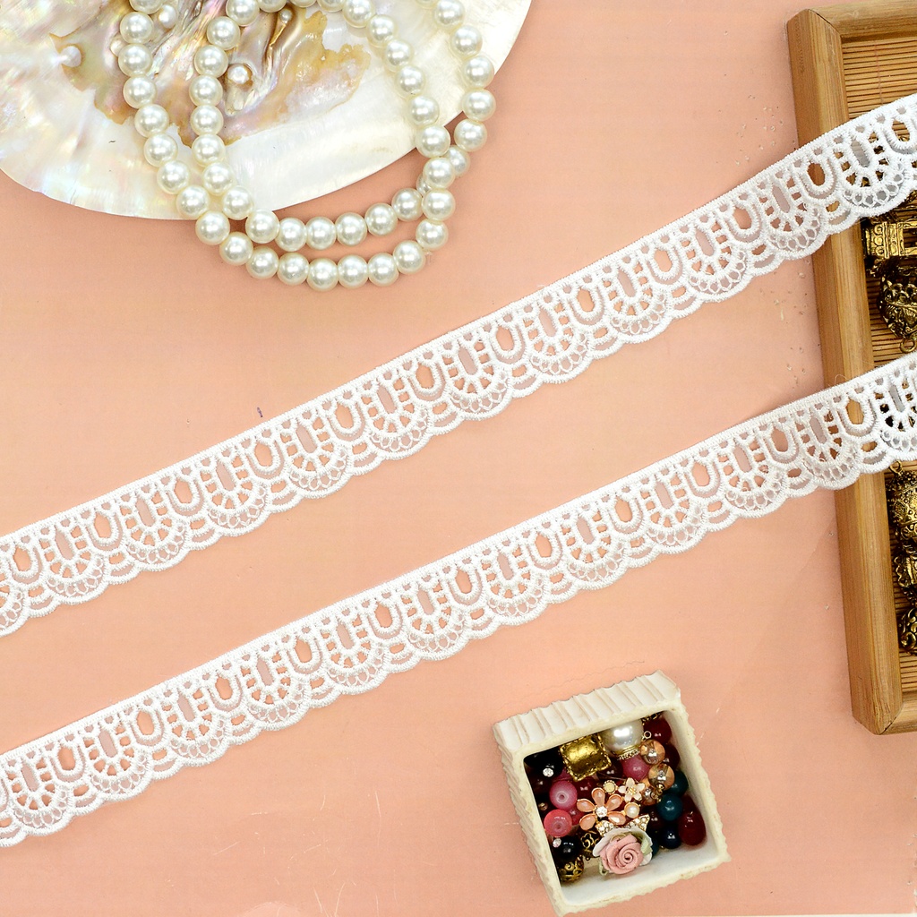 One Side Border Shuttle Lace