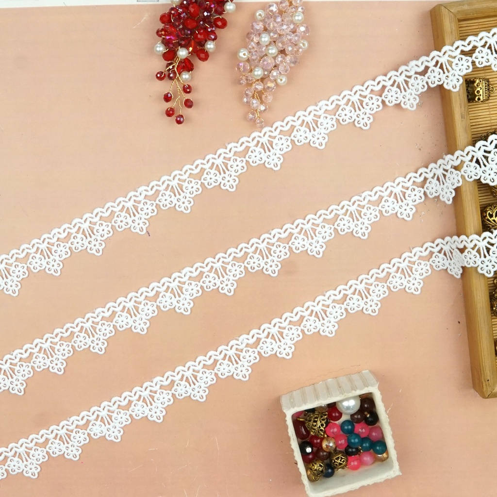 One Side Border Shuttle Lace