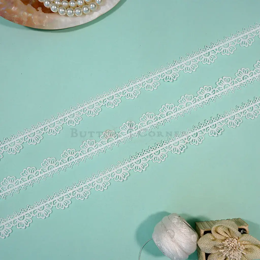 One Side Border Shuttle Lace