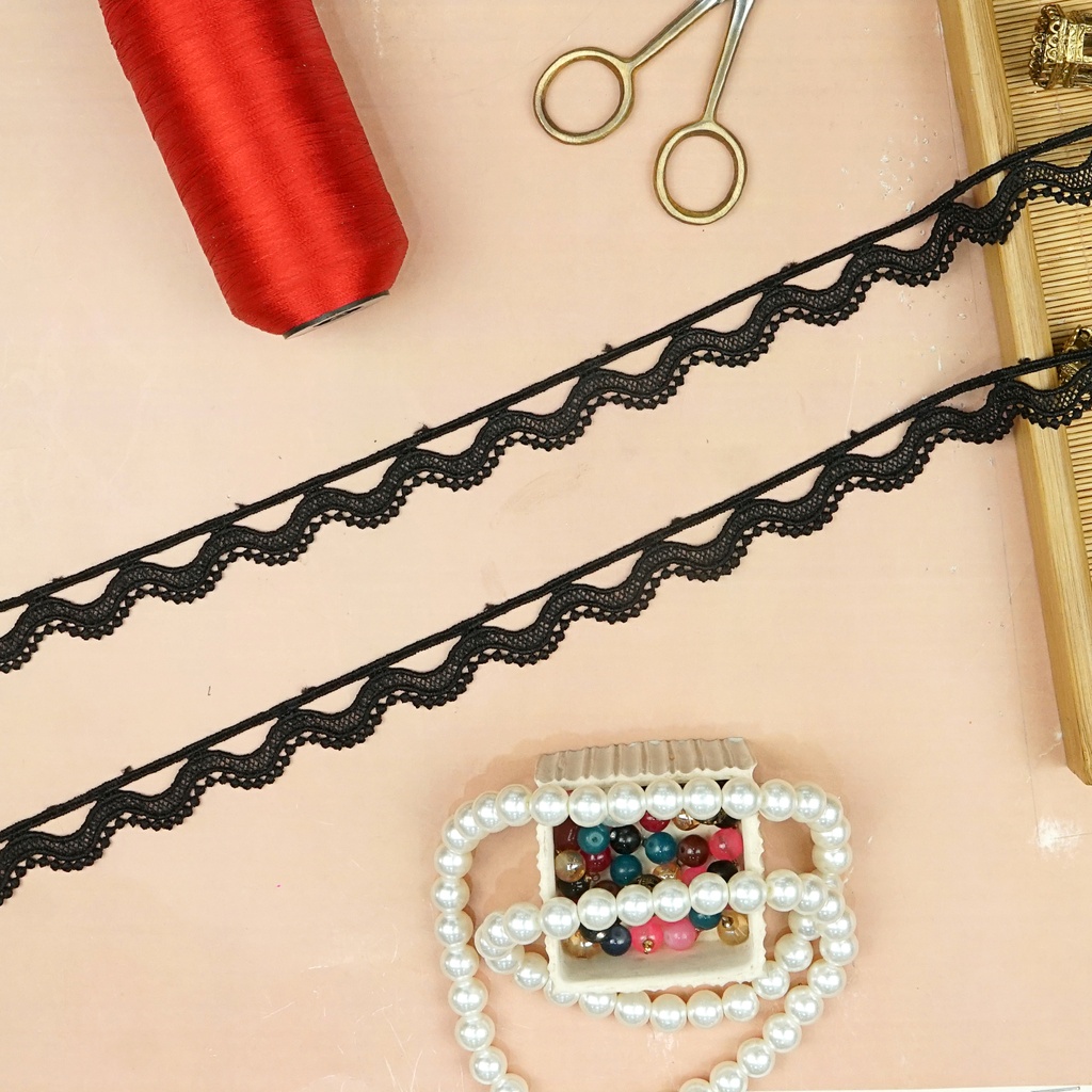 One Side Border Shuttle Lace