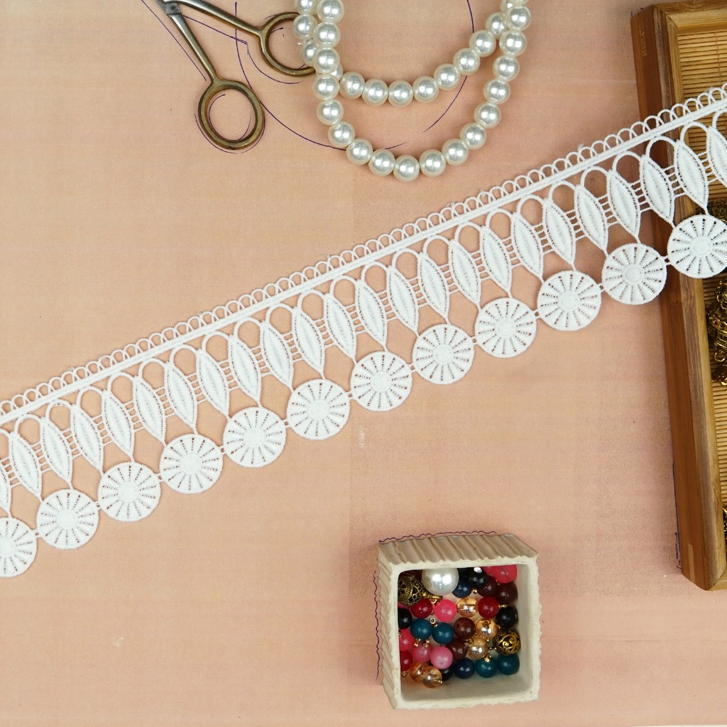 One Side Border Shuttle Lace