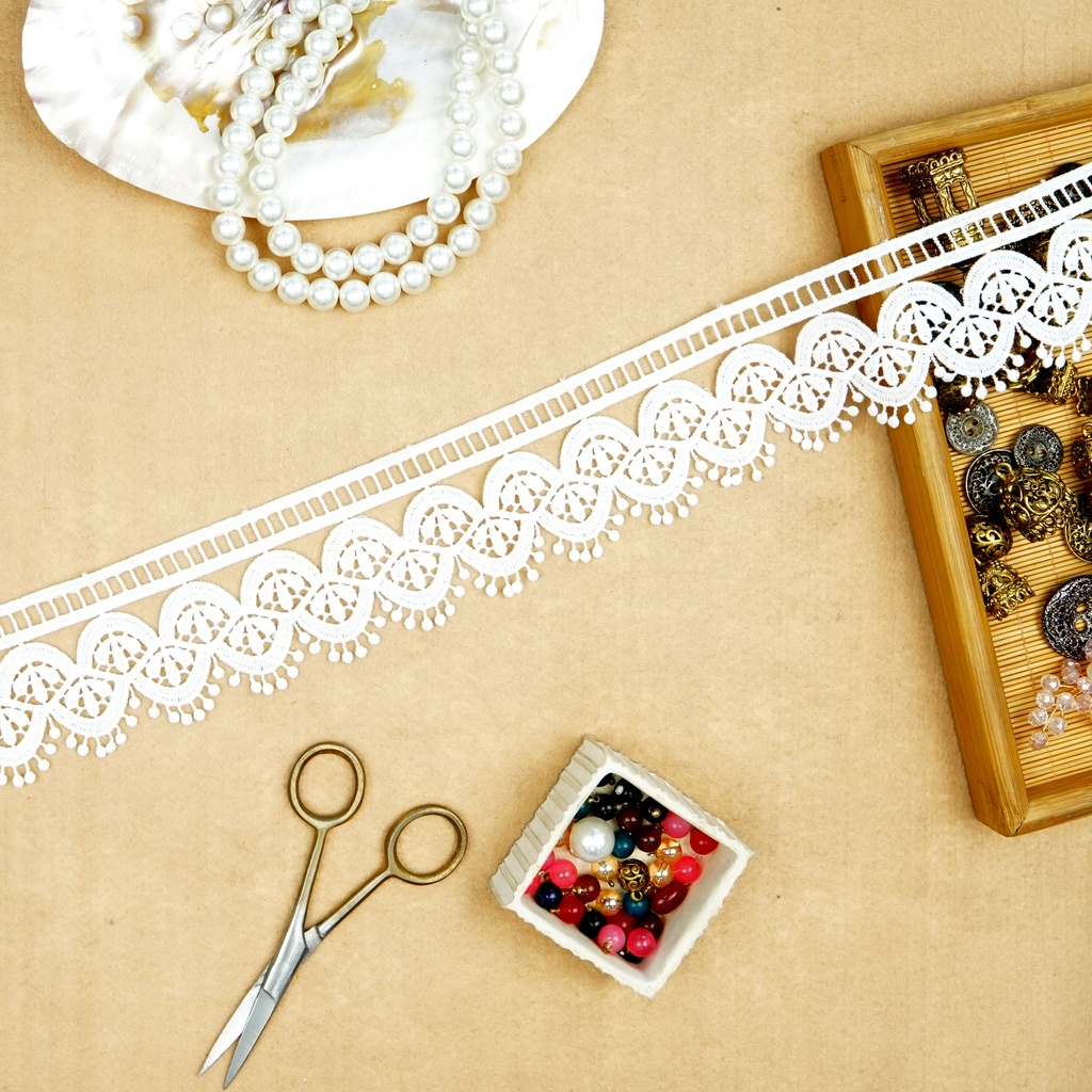 One Side Border Shuttle Lace