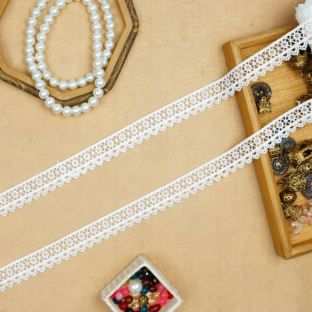 One Side Border Shuttle Lace