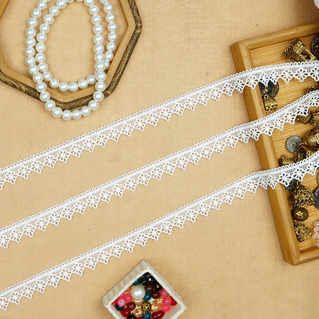 One Side Border Shuttle Lace