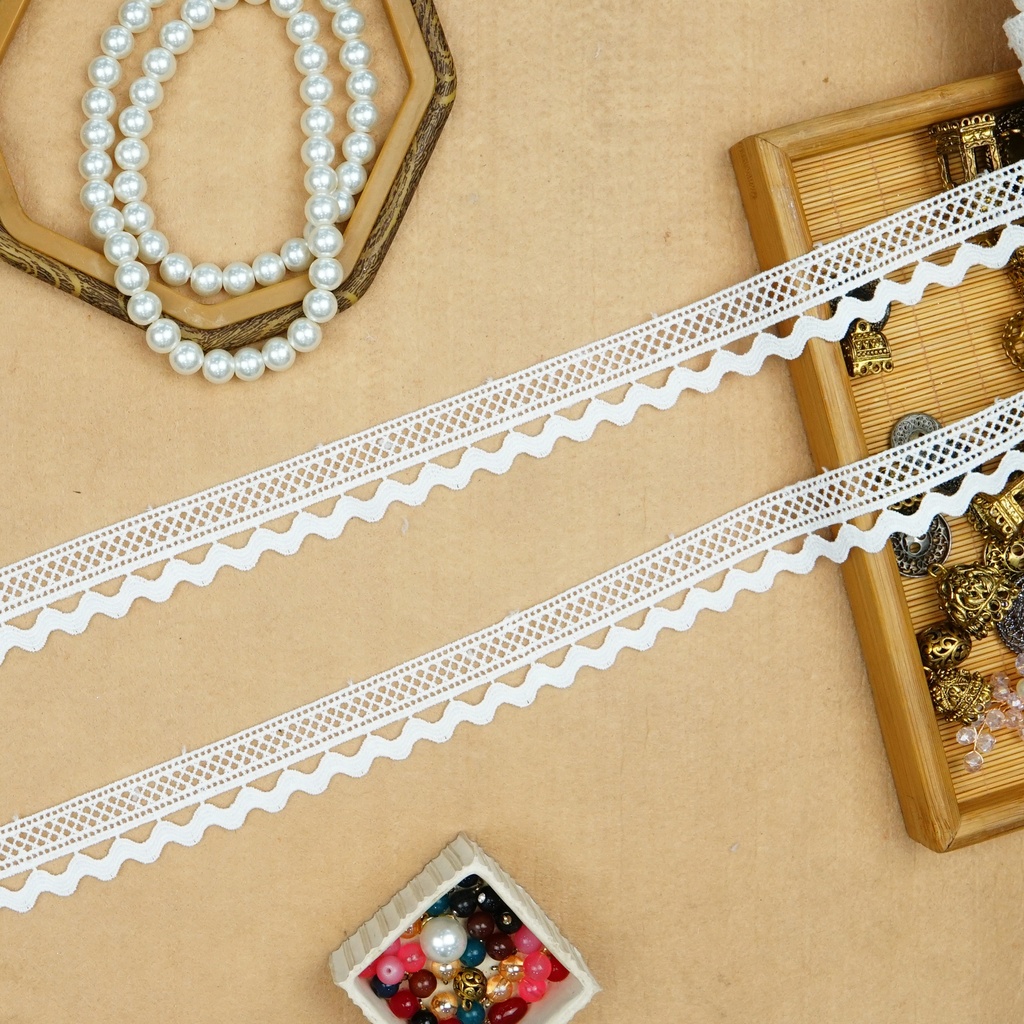 One Side Border Shuttle Lace