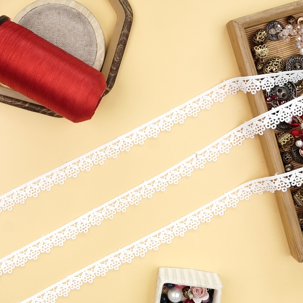 One Side Border Shuttle Lace