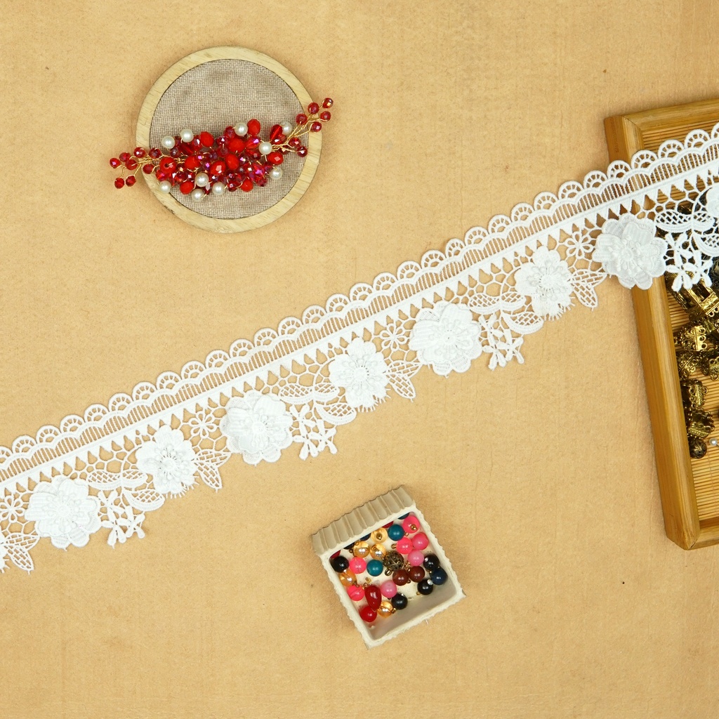 One Side Border Shuttle Lace