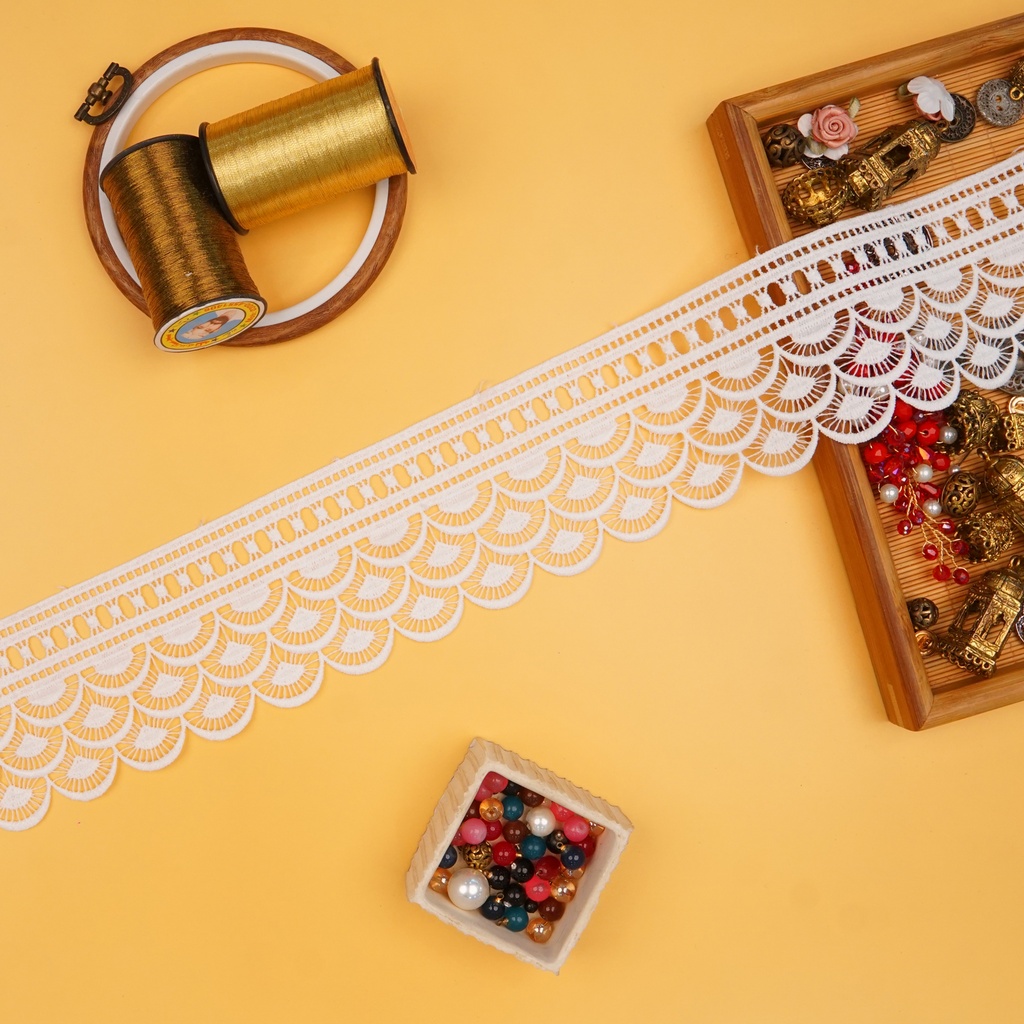 One Side Border Shuttle Lace