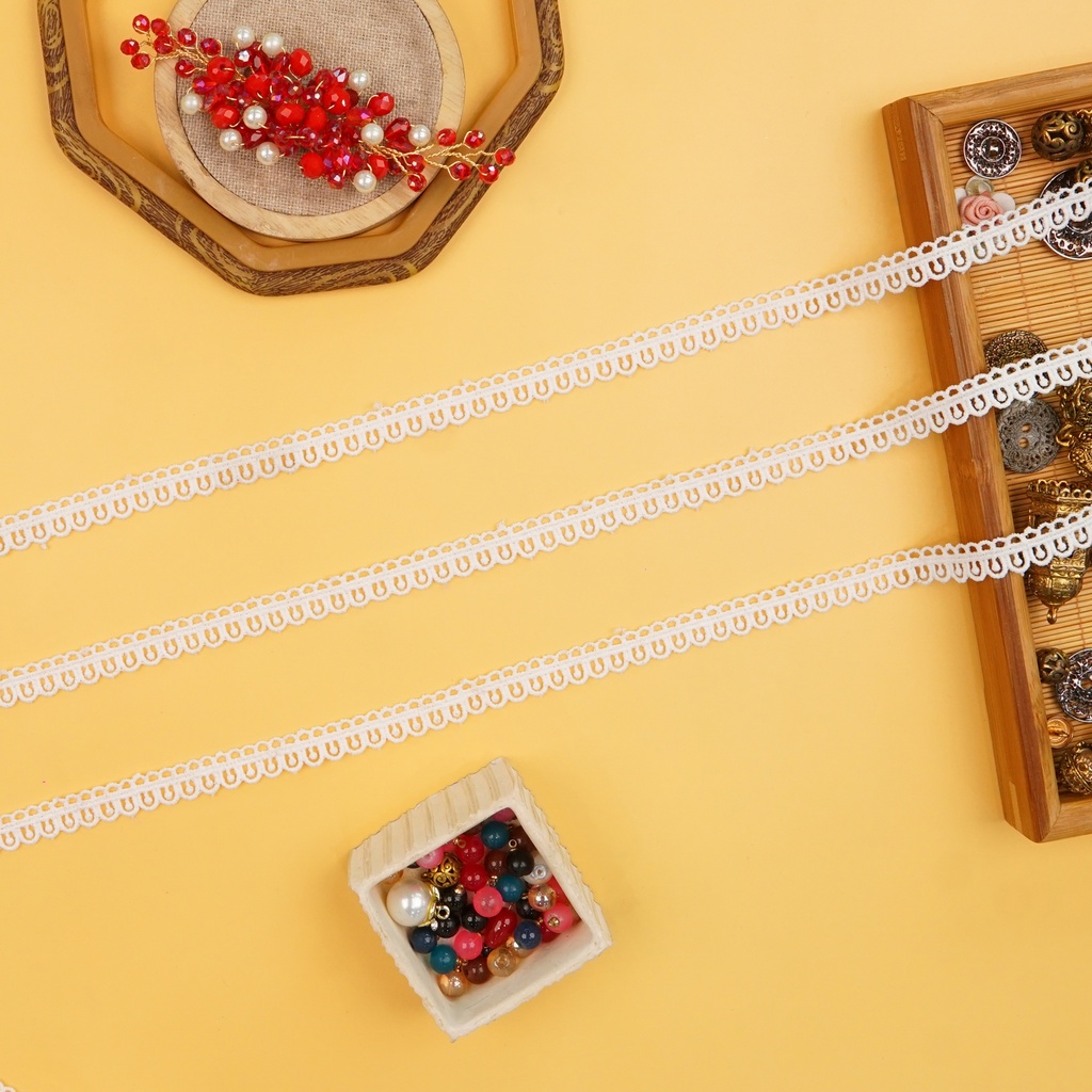 One Side Border Shuttle Lace