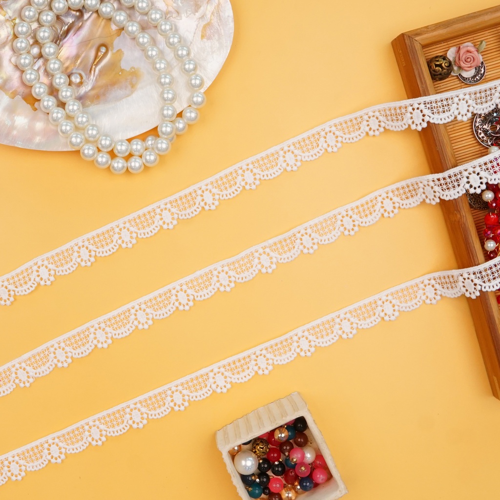 One Side Border Shuttle Lace