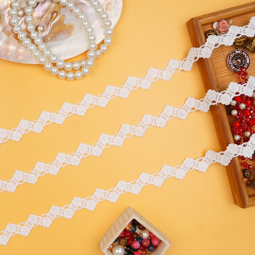 Center Zigzag Border Shuttle Lace