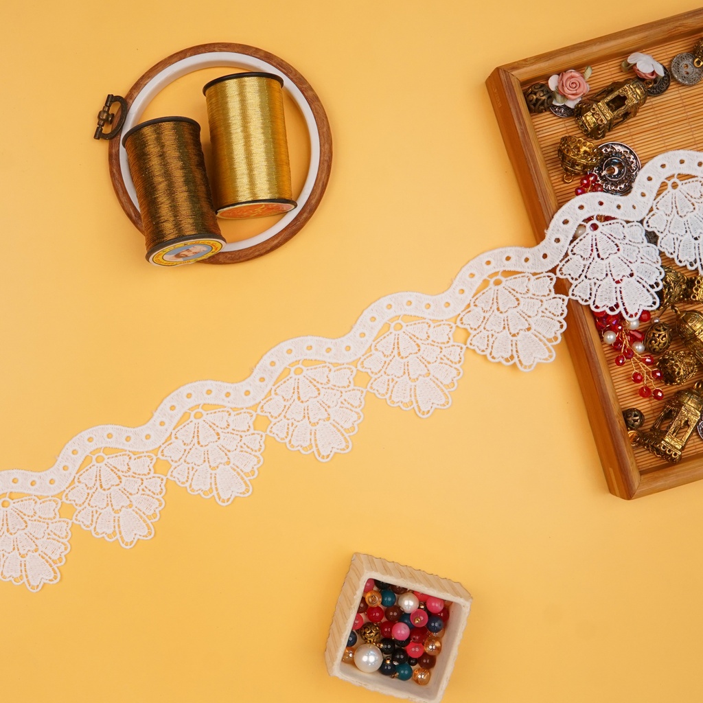 One Side Border Shuttle Lace
