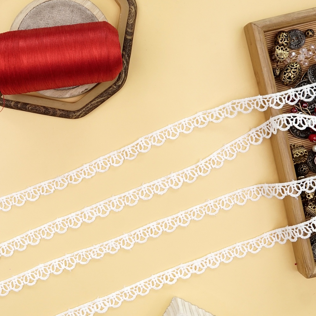 One Side Border Shuttle Lace