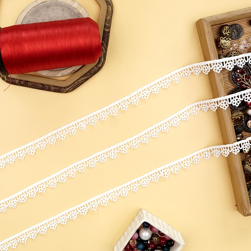 One Side Border Shuttle Lace