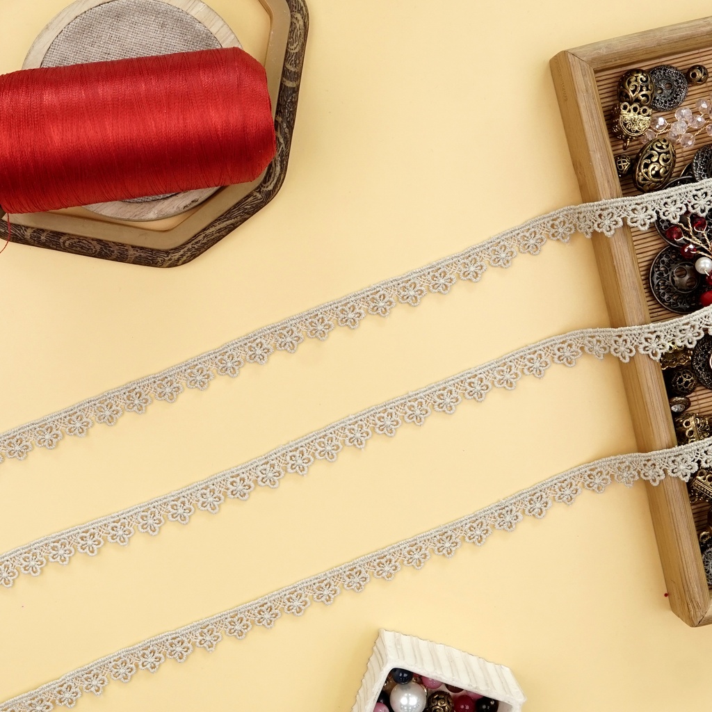 One Side Border Shuttle Lace
