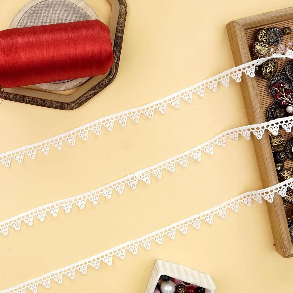 One Side Border Shuttle Lace