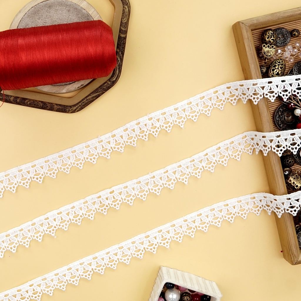 One Side Border Shuttle Lace