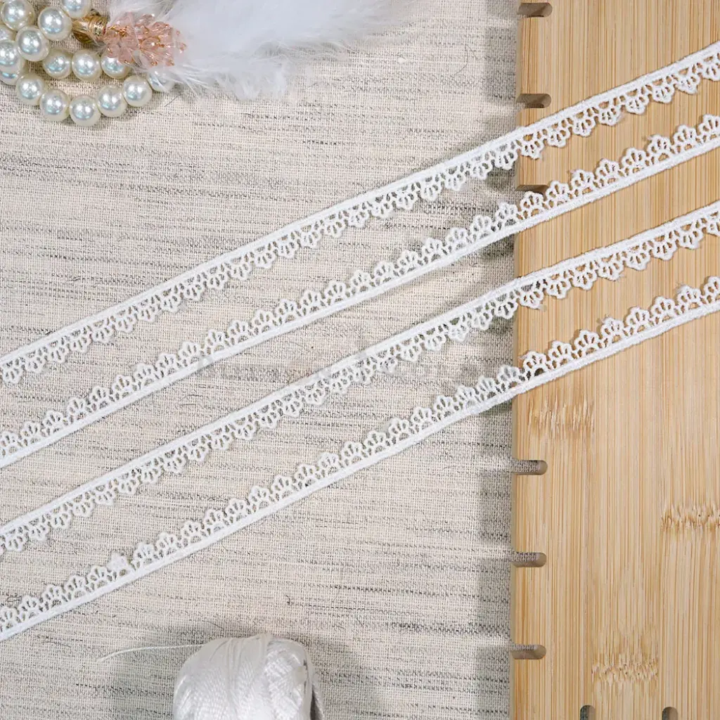 One Side Border Shuttle Lace