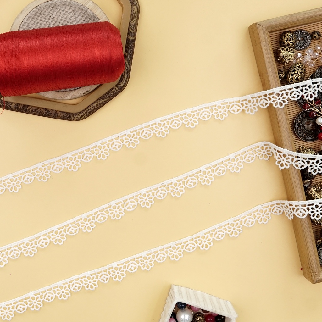 One Side Border Shuttle Lace