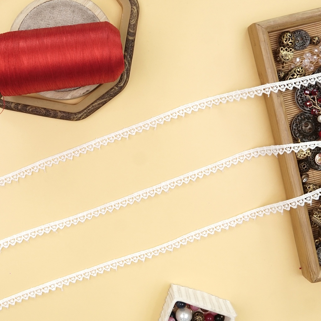 One Side Border Shuttle Lace