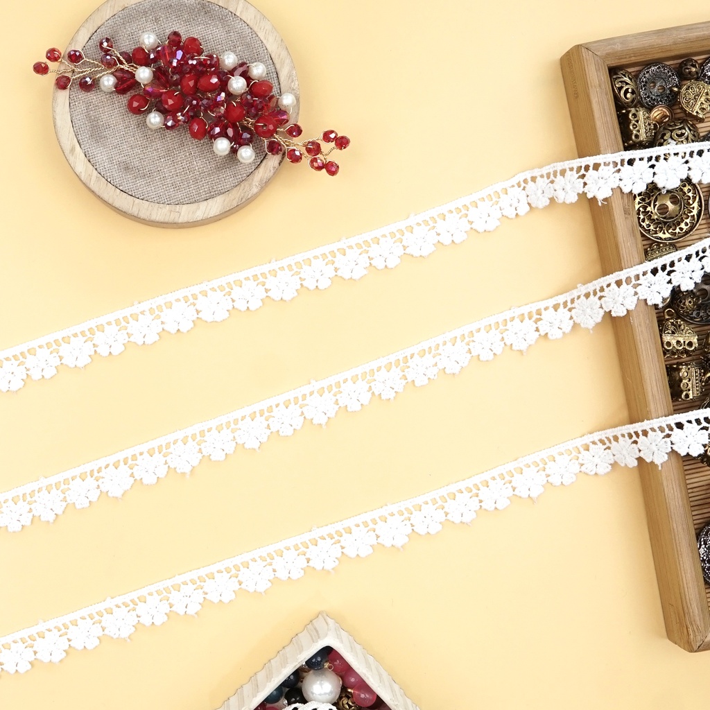 One Side Border Shuttle Lace