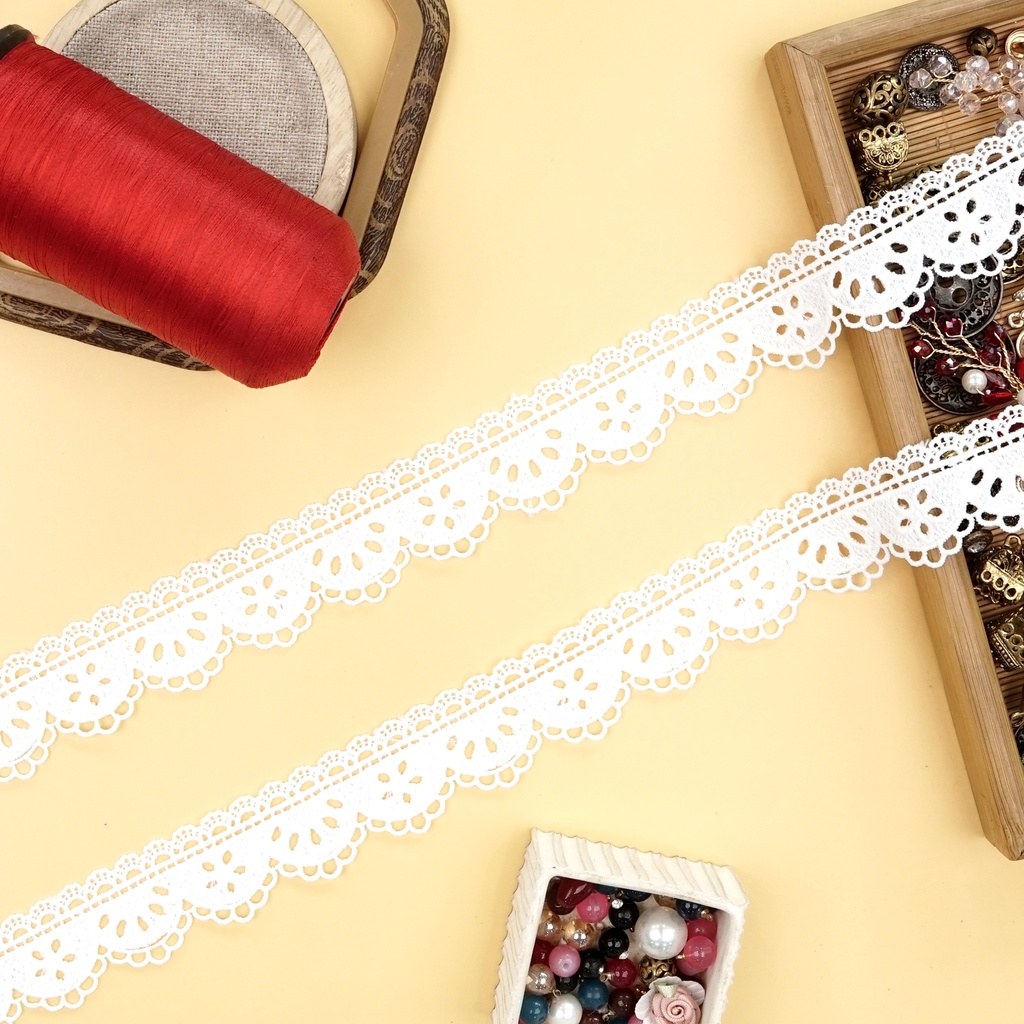 One Side Border Shuttle Lace