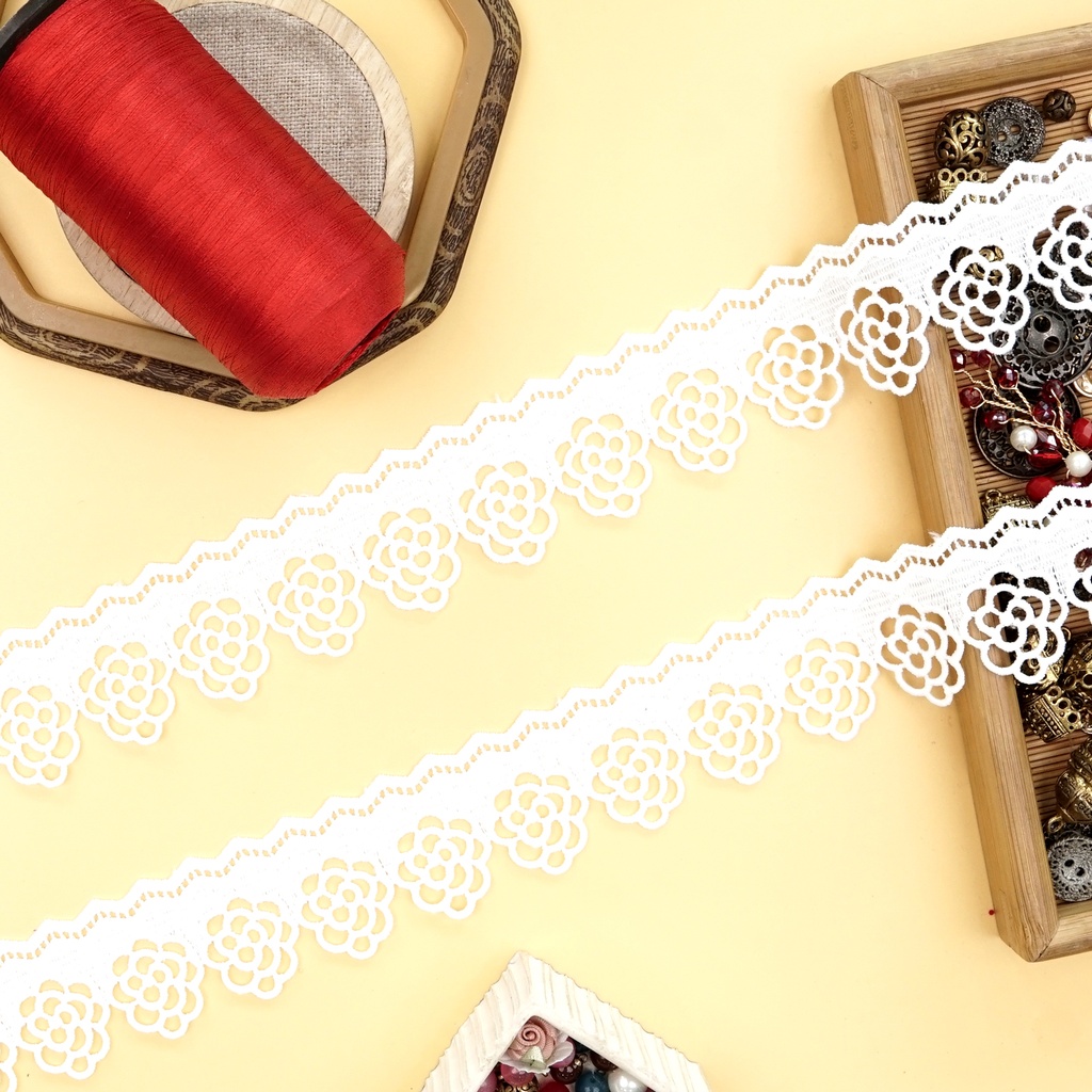 One Side Border Shuttle Lace