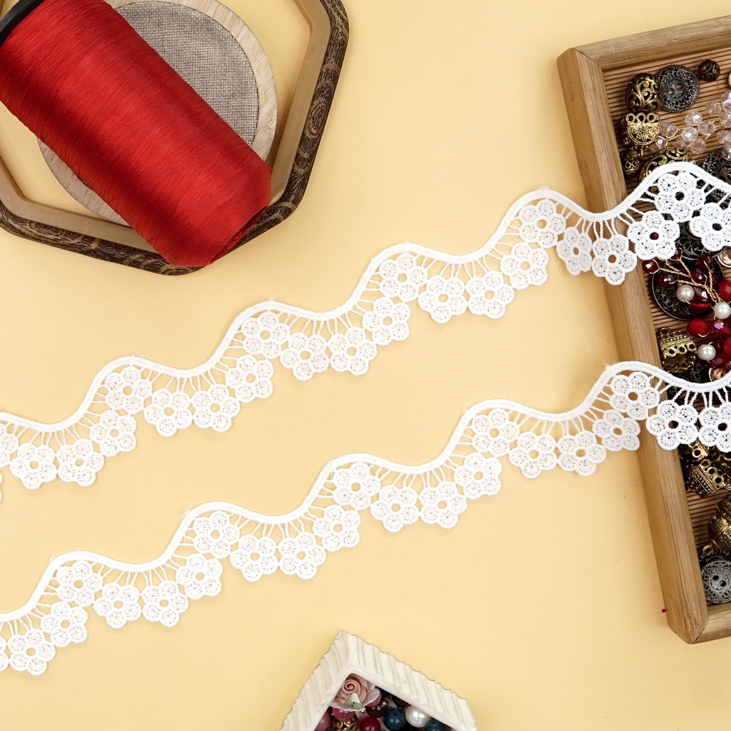 One Side Border Shuttle Lace