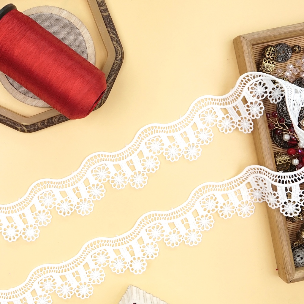 One Side Border Shuttle Lace