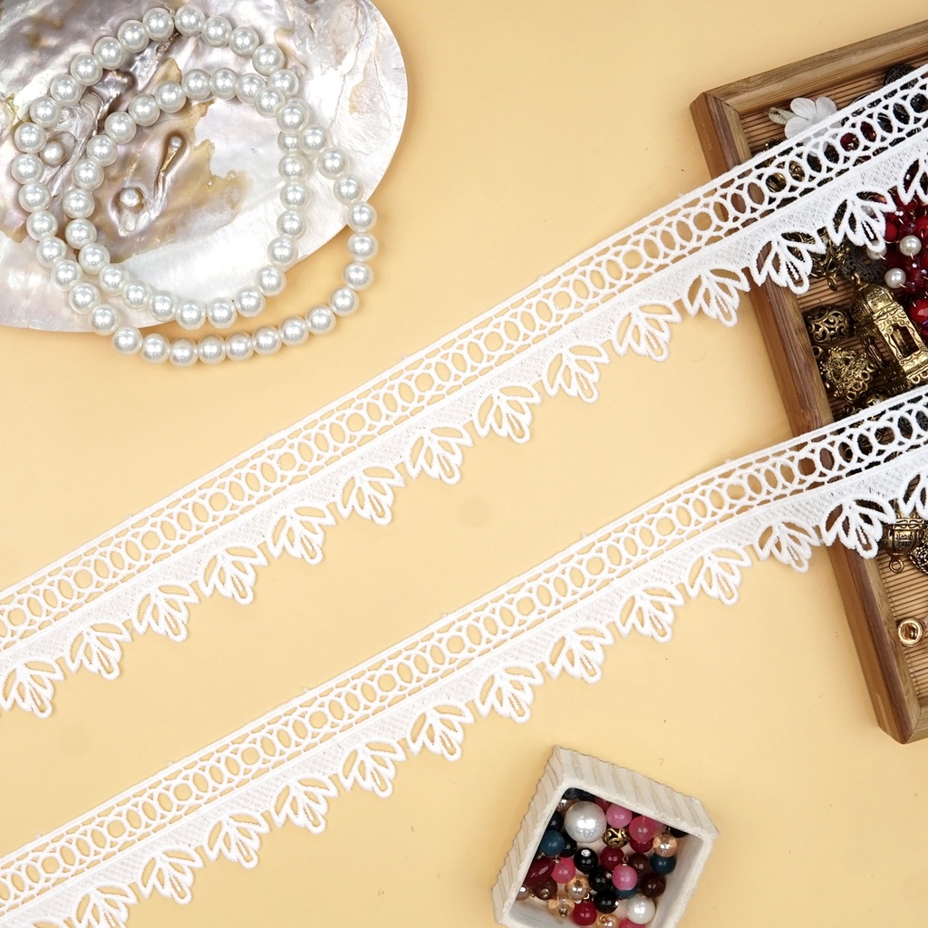 One Side Border Shuttle Lace