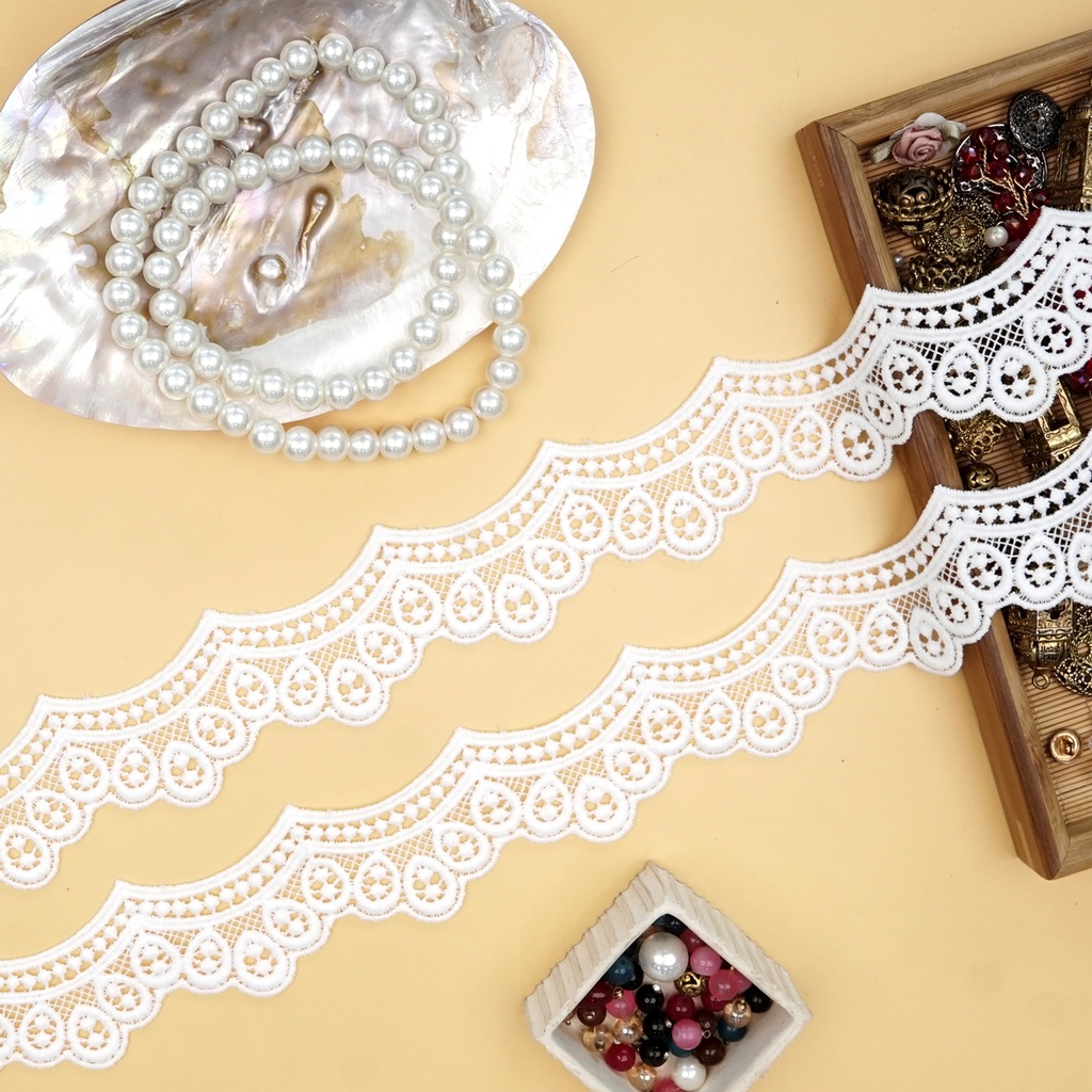 One Side Border Shuttle Lace