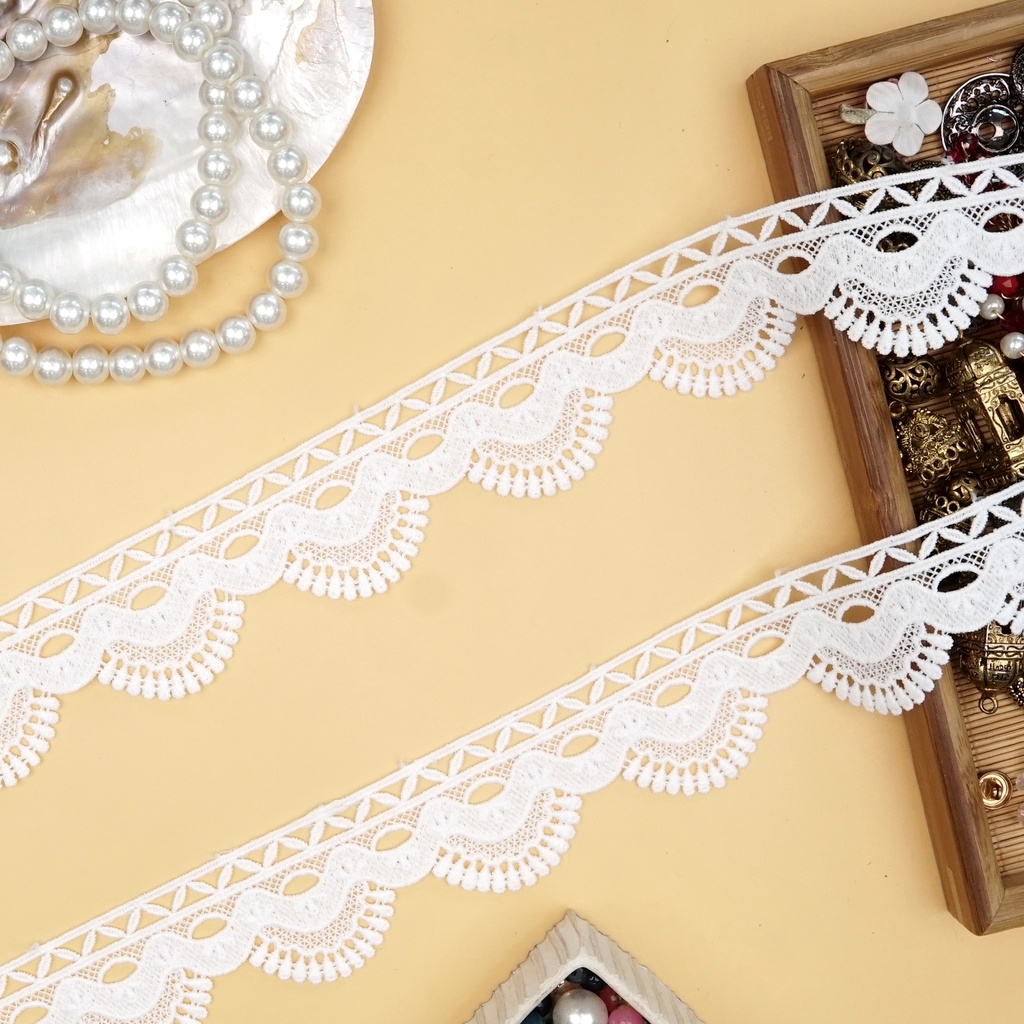 One Side Border Shuttle Lace