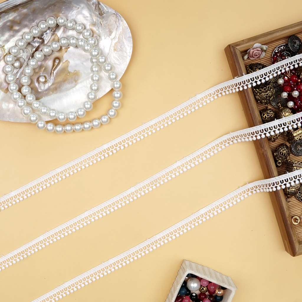 One Side Border Shuttle Lace