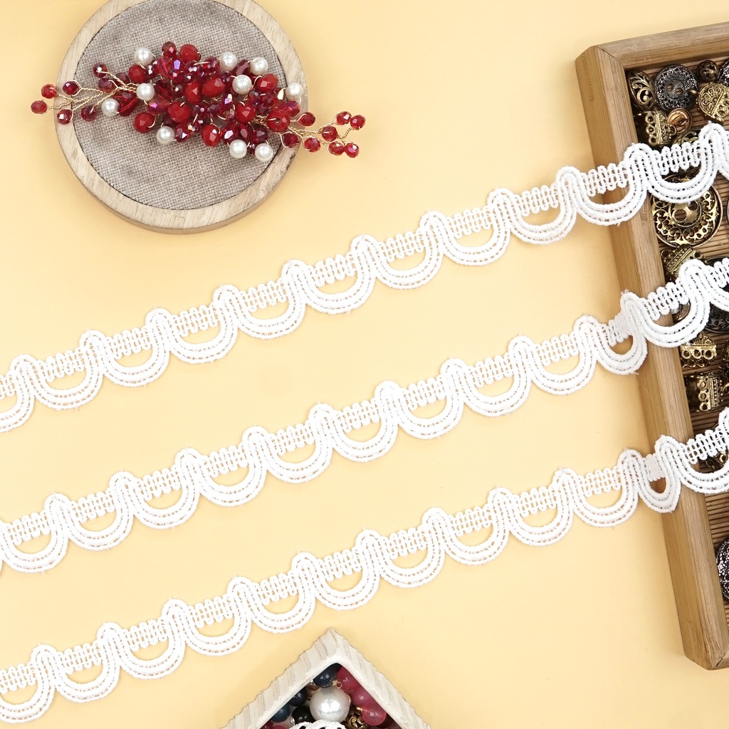 One Side Border Shuttle Lace