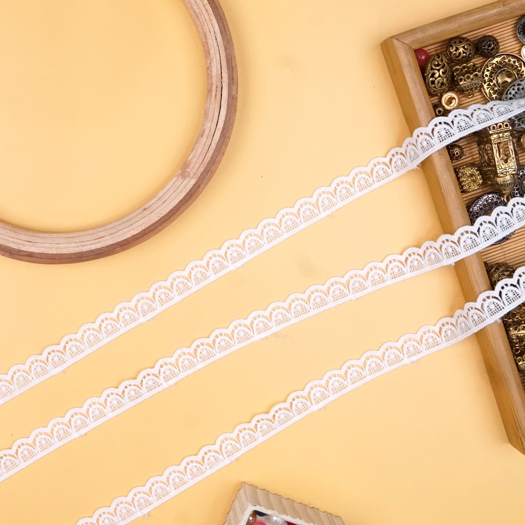 One Side Border Shuttle Lace