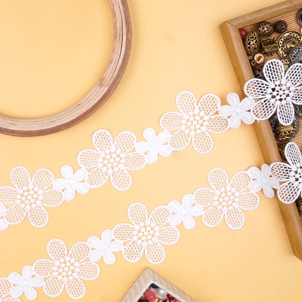 Repeating Flower Pattern Shuttle Lace