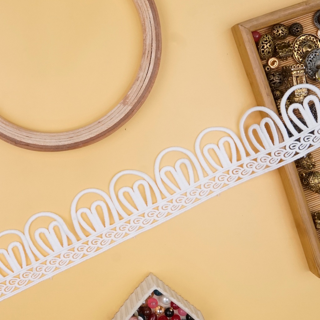One Side Border Shuttle Lace