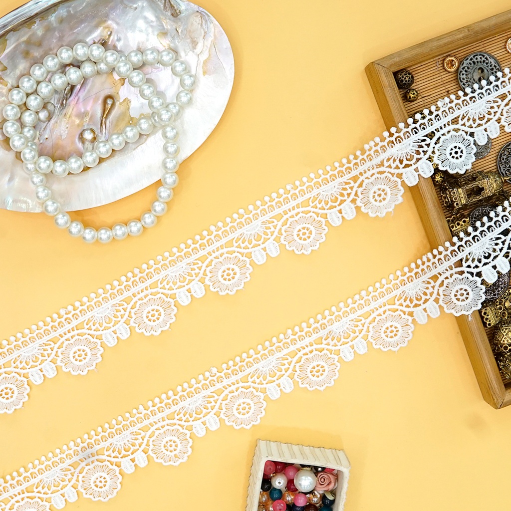 One Side Border Shuttle Lace