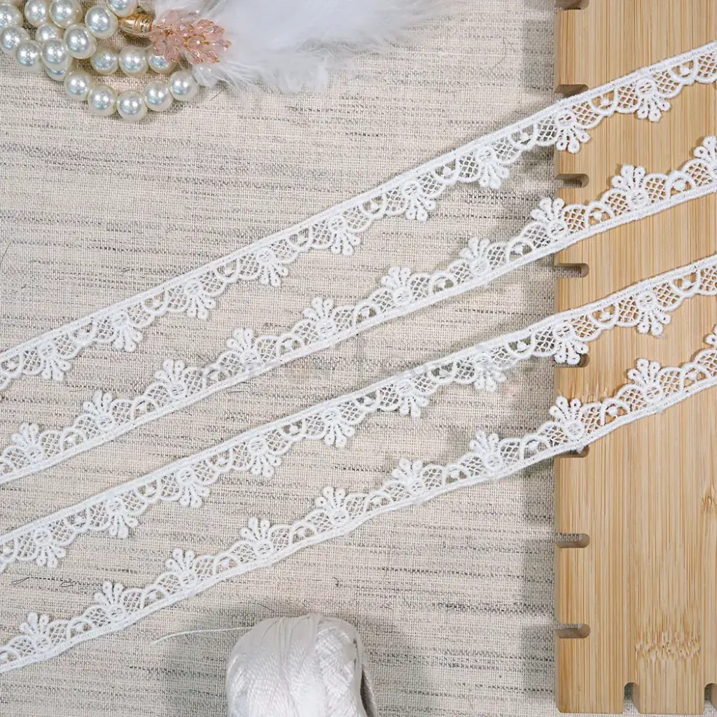 One Side Border Shuttle Lace